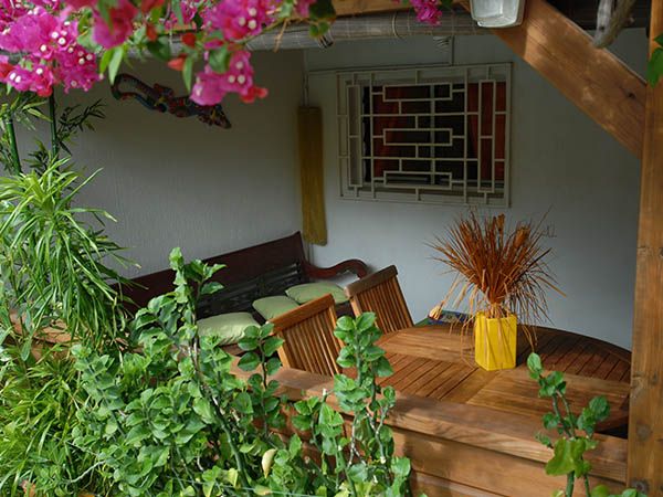 terrasse fleurie et avec canapé et table